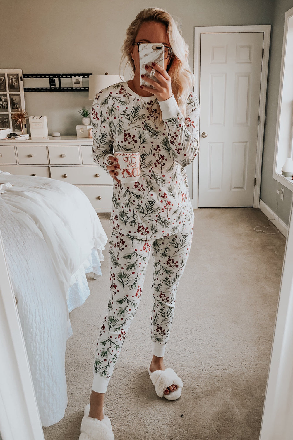 *WEBSITE EXCLUSIVE* Holly Print Christmas Pajama Set