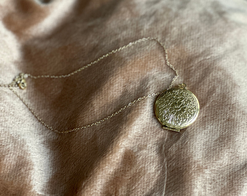 Gold Locket Necklace (FW)