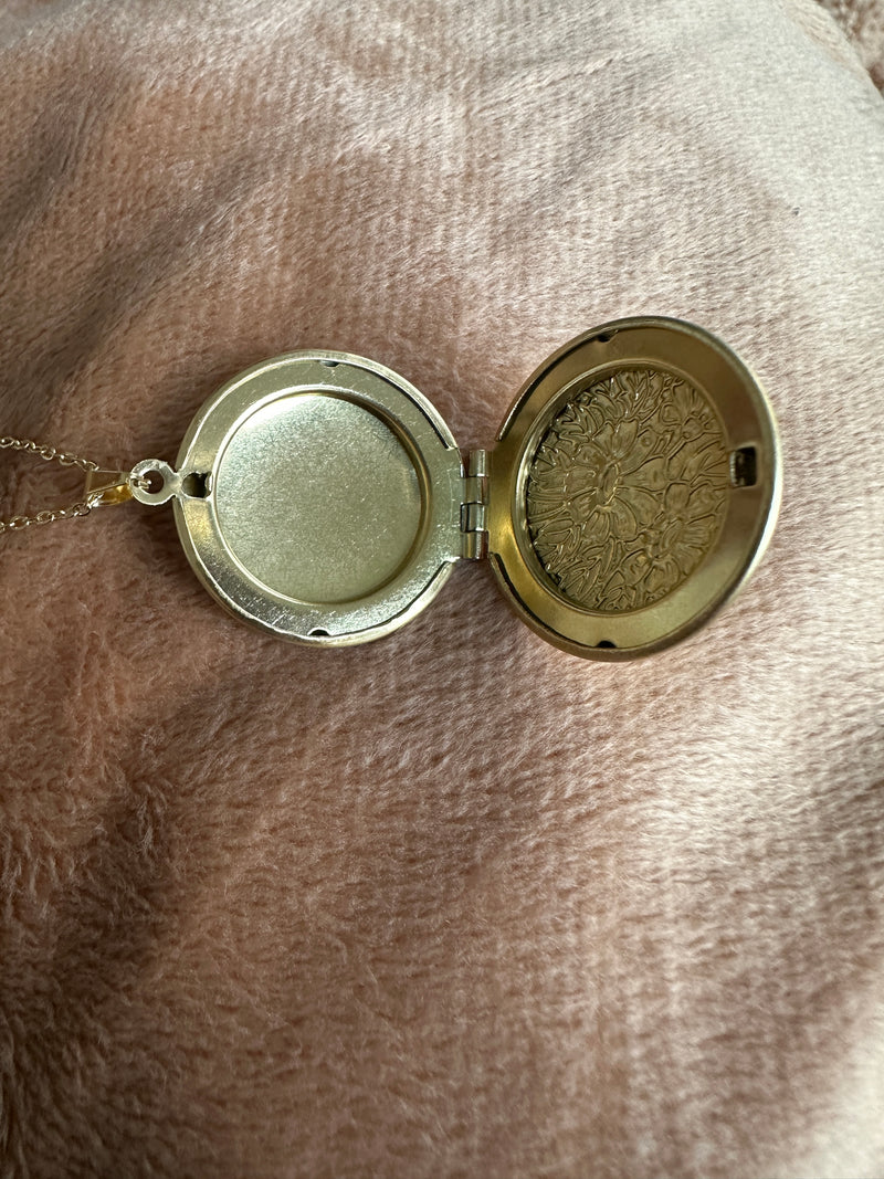 Gold Locket Necklace (FW)